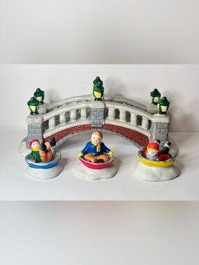Vintage‎ Lemax Dickensvale Christmas Village Saucers in Snow And Column Bridge